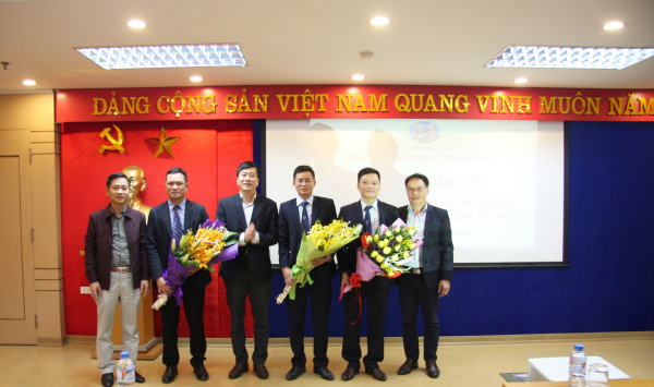 Chi bộ Công ty Thi công cơ giới Viglacera và Chi bộ Công ty Công ty CP Viglacera Tiên Sơn tổ chức Lễ kết nạp đảng viên mới